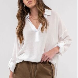 NWT Blu Pepper White Hi-low v-neck, roll-tab sleeve blouse medium